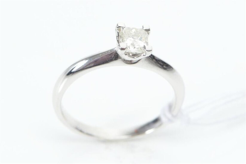 A SOLITAIRE DIAMOND RING IN 18CT WHITE GOLD, CENTRALLY SET WITH A PRINCESS CUT DIAMOND OF 0.40CT, SIZE M, 2.7GMS