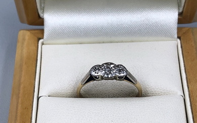 A VINTAGE PLATINUM AND 9ct STAMPED THREE STONE DIAMOND RING. FINGER SIZE L 1/2. WEIGHT 1.57grms.