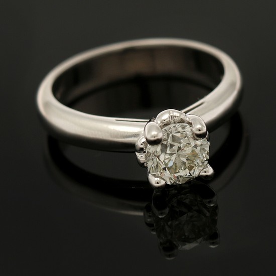 A diamond solitaire ring set with a brilliant-cut diamond, app. 1.01 ct., mounted in 18k white gold. I/SI1. Size 52.