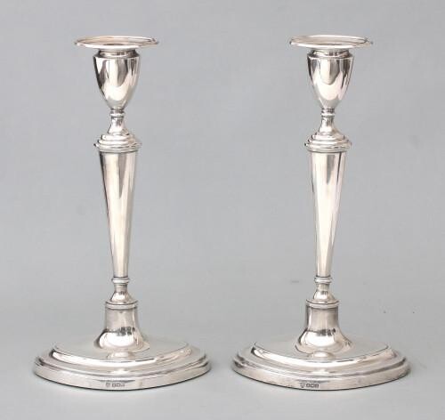 A pair of 925 silver table candlesticks, Georgian style, maker's mark: Hawksworth, Eyre & Co Ltd, 1923.