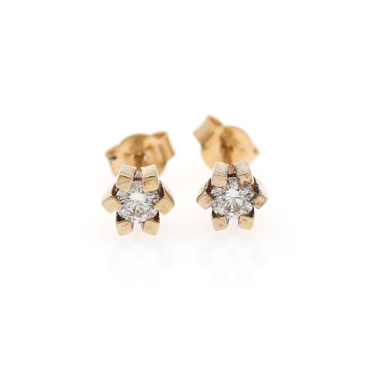 A pair of diamond ear studs each set with brilliant-cut diamond, weighing a total of app. 0.42 ct., mounted in 18k gold. VS. (2)