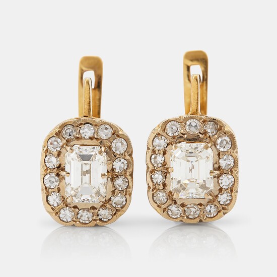 A pair of earrings in 18K gold set with emerald-cut diamonds