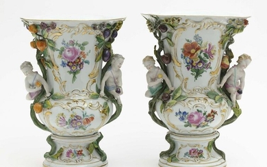 A pair of magnificent vases with cupids - Meissen, 19th