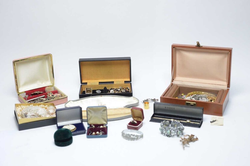 A quantity of predominantly mid-20th Century costume jewellery