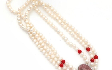 NOT SOLD. A three-strand pearl, rhodonite and quartz necklace set with numerous cultured freshwater pearls and quartz. L. app. 46 cm. – Bruun Rasmussen Auctioneers of Fine Art