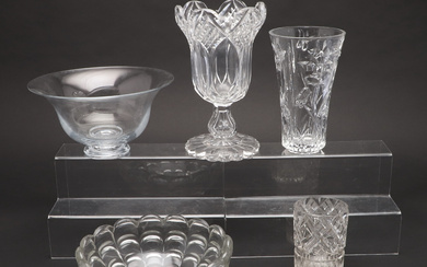 AN ART GLASS PEDESTAL BOWL, SIGNED LEADBETTER, A MODERN GLASS VASE MOULDED NARCISSI, AND A MID-20TH CENTURY GLASS FRUIT BOWL.