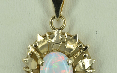 AN OPAL AND 9CT GOLD PENDANT