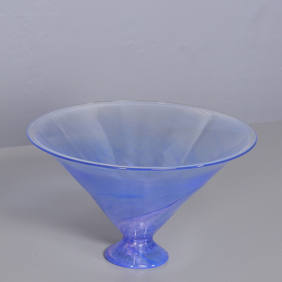ANDERS WIINGÅRD. Bowl on foot, blue tinted art glass.