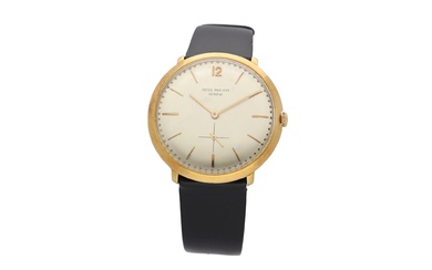 An 18-kt gold gentlemans watch, by Patek Philippe, Calatrava, circa 1950. With manual movement, brushed silver coloured dial, on a associated leather strap. Provenance: Sotheby's Amsterdam, 19 April 1999, lot 250. Diam. 37 mm. L. 22.5 cm. Total weig