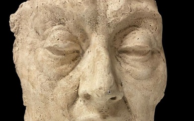 Antigua cabeza, busto de terracota sobre peana de madera. S....