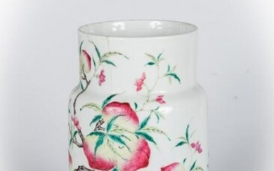 Arte Cinese A porcelain famille rose vase painted with