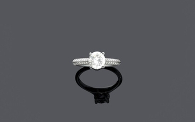 BAGUE BRILLANTE. Or blanc 750, 3g. Modèle solitaire classiquement élégant, serti d'un diamant taille brillant...