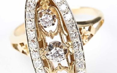 Bague marquise deux ors (750) sertie de trois diamants entourés de 28 diamants. T :...