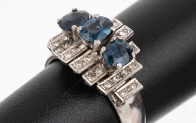 Bague saphir-diamant en or 18 cts, WG 750/000, 3 diamants à facettes ovales, 2 diamants...