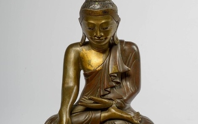 "Bouddha assis" en bronze à patine brune portant des traces de dorure et de laque....