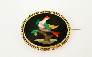 Broche médaillon en or 18k (750e) ornée d'une marqueterie de pierres dures stylisant un oiseau...