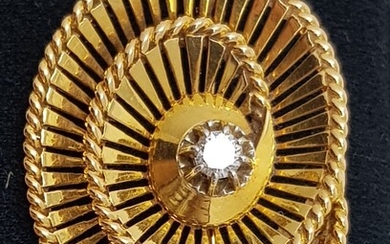 Broche spirale ajourée En or avec au centre un diamant
