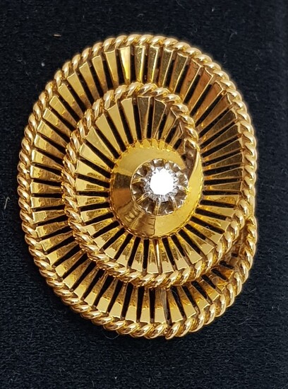 Broche spirale ajourée En or avec au centre un diamant