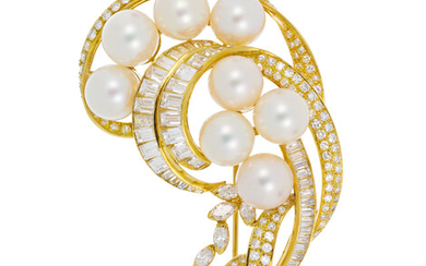 Broche volute platine plaqué or sertie de perles de culture rehaussées de diamants taille brillant, marquise et baguette