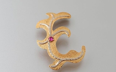 Brooch in yellow gold 750 thousandths of an eventful shape set with a red imitation stone 3.2 g.