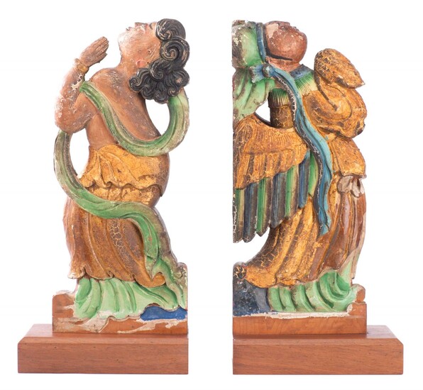 CHINE, Paire de serre-livres en bois peint représentant une femme et un ange priant. Formose...