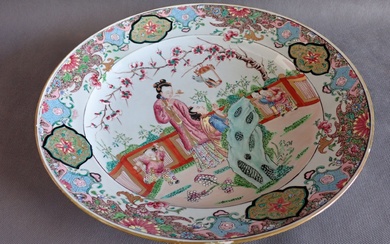 CHINE Plat creux en porcelaine, décor de Kwan-in à l'oiseau, Diam : 37cm