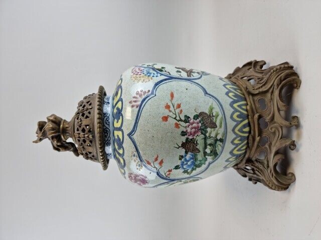 CHINE. VASE POT-POURRI en porcelaine à décor en réserve d'oiseaux monture bronze ajouré. Haut: 43...