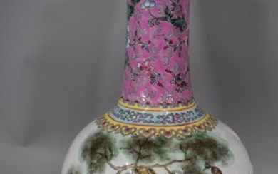 CHINE, XXème siècle Vase en porcelaine à...