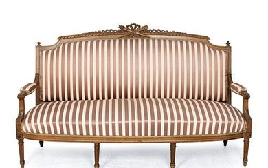 Canapé de style Louis XVI en noyer, tapissé. Décoration sur le haut de l'arête avec...