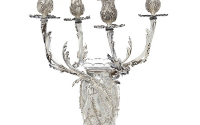 Candélabre à 4 bras de lumière et vase en bronze argenté Christofle. A riche décor Rocaille de feuillage, dauphins, volutes et coquille