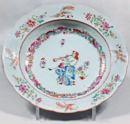 China porcelain soup plate. Qianlong, 18th century, circa 1735. Contoured shape, decorated with the enamels of the Rose Family, in the centre of a figure sitting on a rock and playing the oboe in a medallion made of rockery elements, birds in flight...