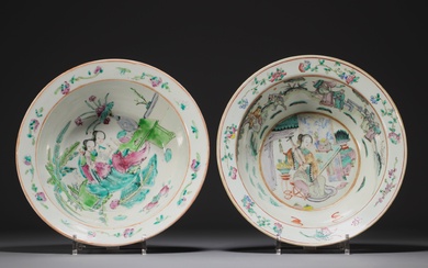 Chine - Paire de plats creux en porcelaine famille rose à décor de personnages, fleurs...