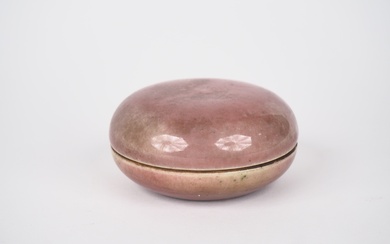 Chine, période Qing (1644-1912) Petite boîte à cire à cachet en porcelaine émaillée aubergine céladon....
