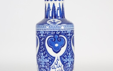Chine vase en porcelaine blanc bleu décor de dragons marque Kangxi