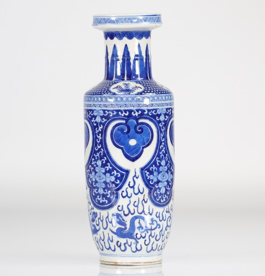 Chine vase en porcelaine blanc bleu décor de dragons marque Kangxi