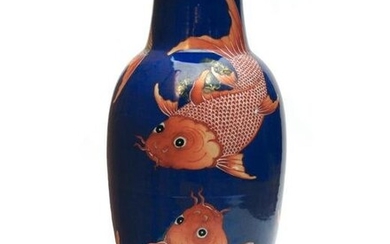 Cina, vaso in porcellana fondo blu decorato con