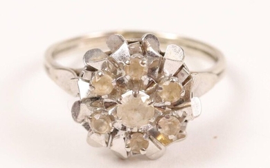Daisy ring in white gold (750) set with white stones, T: 56. Gross weight : 3.5 gr