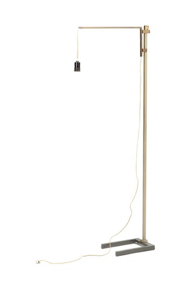 Danish design: A brass and painted metal “Bridge” floor lamp in Art deco style with height adjustable arm. 1940–50s. H. 150 cm.