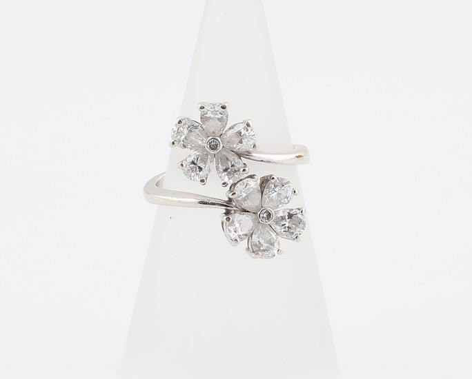 Diamant Blütenring zus. ca. 2 ct