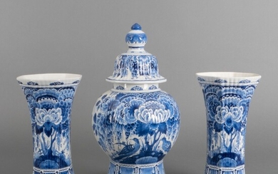 Driedelig Delfts aardewerk kaststel met blauw-wit floraal decor, uitvoering...