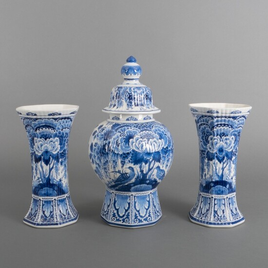 Driedelig Delfts aardewerk kaststel met blauw-wit floraal decor, uitvoering...