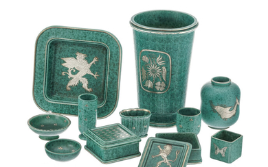 Ensemble de 11 pièces en céramique verte poudrée, par Gustavsberg, Suède, XXe. A décor or et argent