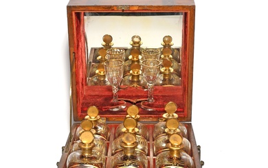 Ensemble de neuf carafes et bouchons en verre français, début du 19e siècle, les carafes...