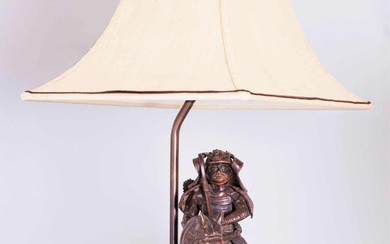 Figur eines Samurai zu Pferd mit Lampe.