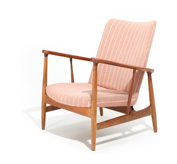 Finn Juhl: “SW 86”. Armchair with oak frame and teak armrests, upholstered with light and rose striped wool. Manufactured by Søren Willadsen.