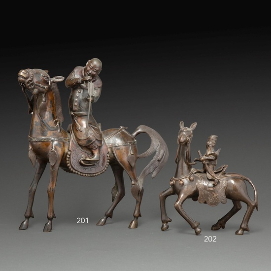 GROUPE en bronze de patine brune, représentant probablement Guandi, tenant une hallebarde, sur son cheval à l'encolure dressée,...