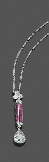 Geometric pendant in white gold (750‰) and its platinum chain (950‰) set with alignments of calibrated rubies and antique cut diamonds, holding a pear cut diamond weighing approximately 1.8 carat in its case.