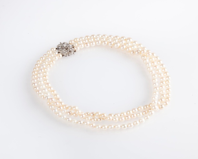 Gold and bright pearl necklace