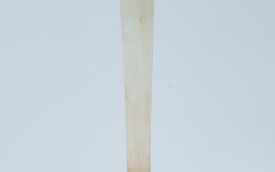 Grand vase à long col en verre marmoréen de couleur blanc-rosé. Epoque 1920/1930. Hauteur :...