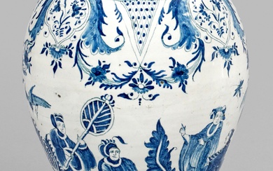 Grand vase muséal de Brunswick avec chinoiseries Forme balustre élancée et incurvée, col cylindrique. Peinture...